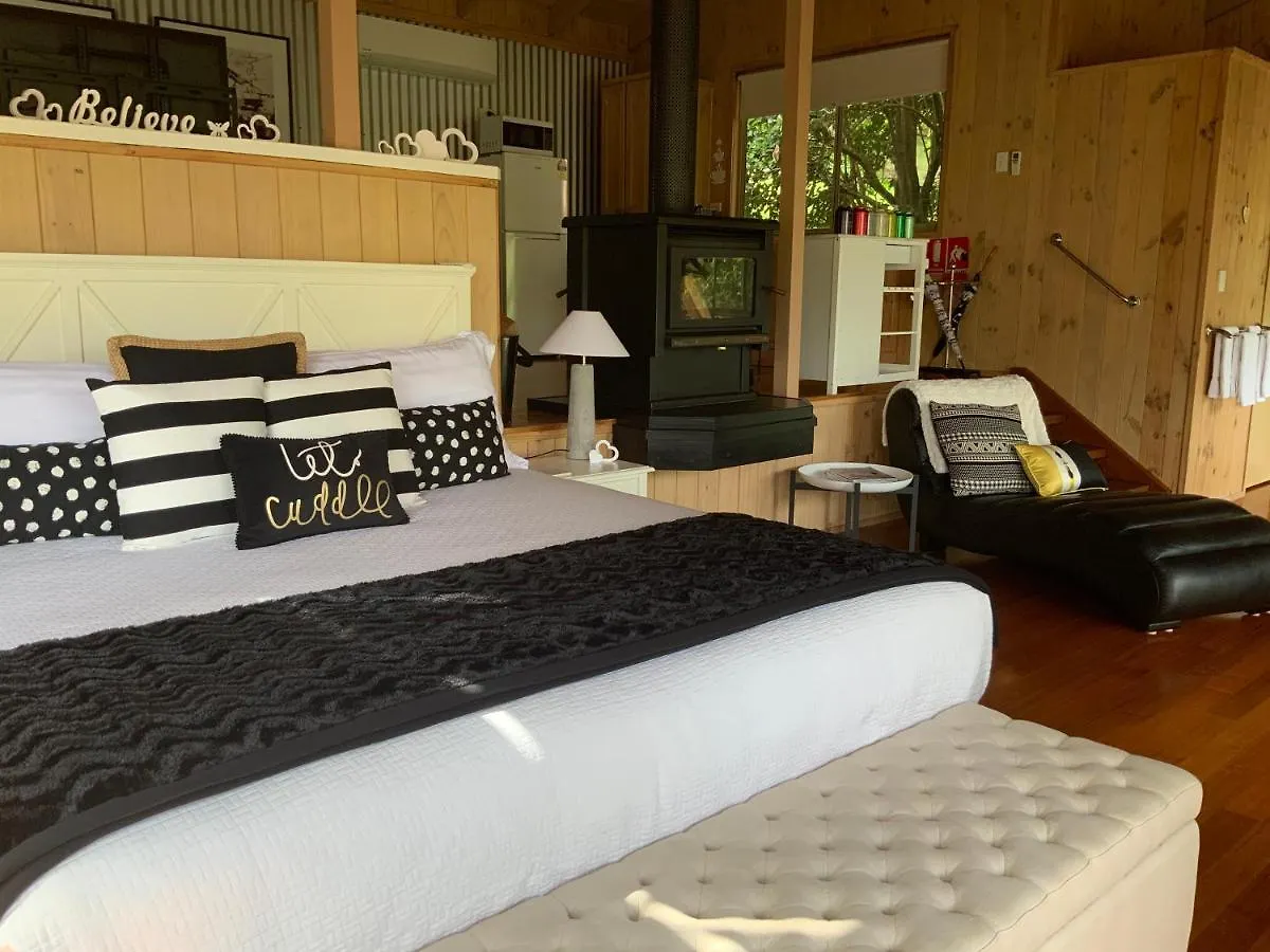 Belle'S At Montville Lodge
