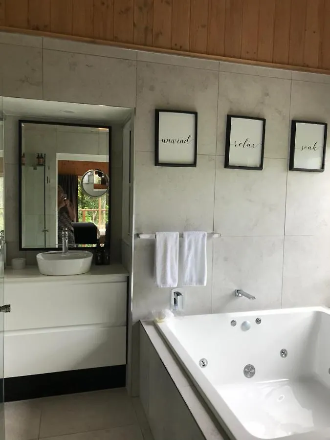 Belle'S At Montville Lodge